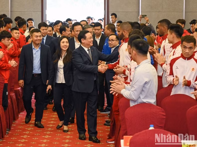 NA Chairman Hue meets officials, experts, trainers and trainees of the PVF Football Academy (Photo: NDO)