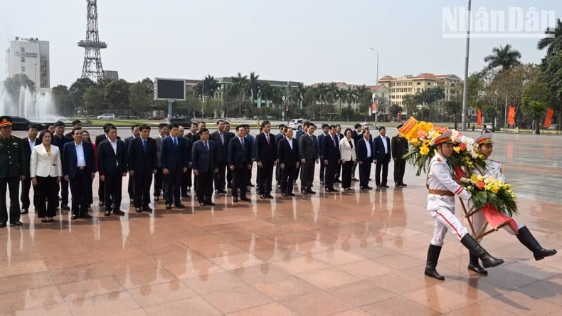 NA Chairman Hue and his entourage lay flowers at the statue of former Party General Secretary Nguyen Van Linh (Photo: NDO)