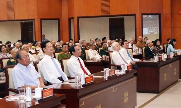 Incumbent and former officials at the meeting (Photo: VNA) Incumbent and former officials at the meeting (Photo: VNA)
