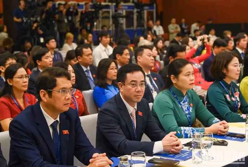 Young parliamentarians watch President Vo Van Thuong's speech.
