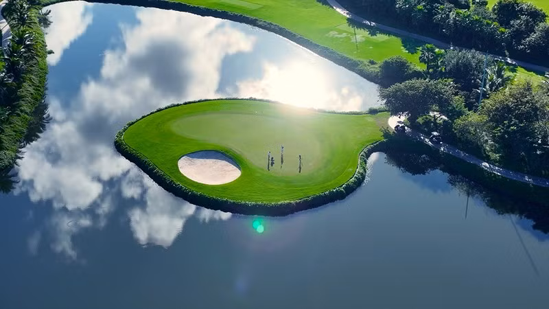 Each golf course in Vietnam has been built and decorated artistically . (Photo: Vietnam National Administration of Tourism)