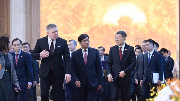 Vietnamese Prime Minister Le Minh Hung and Slovak Prime Minister Robert Fico 