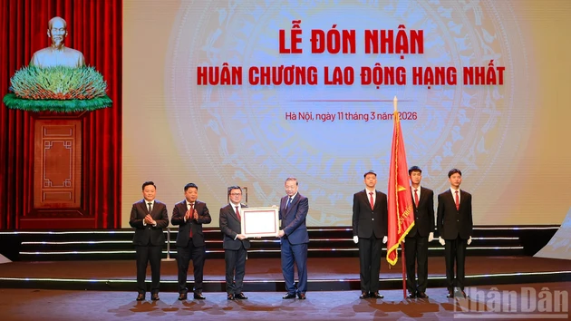 General Secretary To Lam presents the First-Class Labour Order to Nhan Dan Newspaper at the ceremony marking the 75th anniversary of the first issue of Nhan Dan Newspaper.