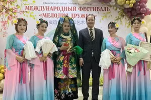 Vietnamese Consul General Nguyen Viet Kien (fourth from left) and members of the Vietnamese art troupe at the festival (Photo: baoquocte.vn)