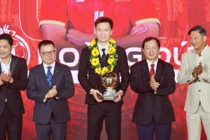 Nguyen Hoang Duc (C) wins Viet Nam Golden Ball Award 2025 (Photo: VGP)