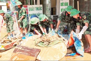 Lang Son Province's military forces participate in disaster recovery for people. (Photo: NGUYEN THU)