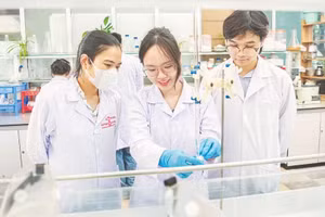 Students at Ha Noi University of Science and Technology practise in a laboratory.