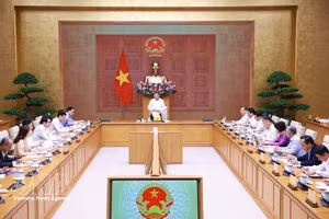 Prime Minister Le Minh Hung chairs the working session with the Ministry of Foreign Affairs (MoFA) in Ha Noi on May 11. (Photo: VNA)