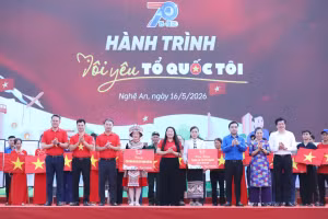 National flags presented to Nghe An Provincial Youth Union at the ceremony (Photo: thanhnien.vn)