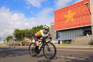 An athlete in the VNG IRONMAN 70.3 Da Nang event (Photo: baovanhoa.vn)