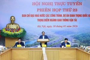 Prime Minister Pham Minh chairs the 23rd meeting of the state steering committee for nationally important and key transport projects, held online with 27 provinces and cities, in Ha Noi on January 30. (Photo: VNA)