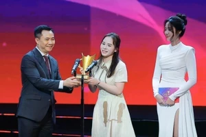 Shooter Trinh Thu Vinh is honoured as the Female Athlete of the Year (Photo: VNA)