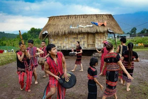 A traditional cultural activity of the Ta Oi people. (Photo: THANH DAT)