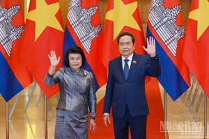 National Assembly Chairman Tran Thanh Man and Cambodian National Assembly President Samdech Khuon Sudary.