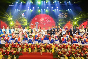 Delegates and performers attend the art programme. (Photo: SON HAI)