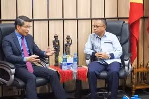 Chargé d’Affaires Pham Binh Dam and Timor-Leste’s Minister of Commerce and Industry, Filipus Nino Pereira. (Photo courtesy of the Embassy of Viet Nam in Timor-Leste)