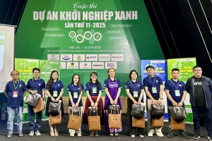 Winners of the 2025 Green Startup Project Competition pose for a group photo at the award ceremony. (Photo: VOV)