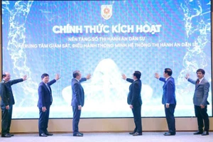 Deputy Prime Minister Ho Quoc Dung (second, left) and Minister of Justice Nguyen Hai Ninh, together with other delegates, at the launch of the national digital platform for civil judgment enforcement and the intelligent operations centre for the civil judgment enforcement system (Photo: VNA)