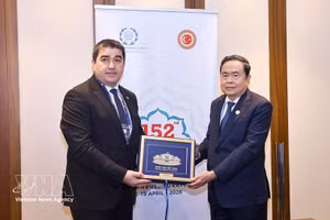 Chairman of the Vietnamese National Assembly Tran Thanh Man (R) presents a commemorative gift to Chairman of the Georgian Parliament Shalva Papuashvili during their meeting in Istanbul on April 16, 2026. (Photo: VNA)