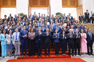 Prime Minister Le Minh Hung (C, first row) and representatives from 52 leading US enterprises (Photo: VNA)