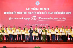 National Assembly Chairman Tran Thanh Man and Minister of Health Dao Hong Lan present certificates of honour and commendations to outstanding voluntary blood donors nationwide in 2026 (Photo: VGP)
