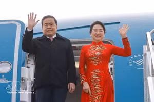 NA Chairman Tran Thanh Man and his spouse at Istanbul Airport in Türkiye (Photo: VNA)