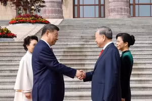 General Secretary and President of China Xi Jinping and his spouse welcome General Secretary and State President To Lam and his spouse. (Photo: Thong Nhat/VNA)
