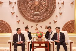 Politburo member and Secretary of the Ha Noi Party Committee Tran Duc Thang meets with Chen Gang, member of the Communist Party of China (CPC) Central Committee, Secretary of the CPC Committee and Chairman of the Standing Committee of the People’s Congress of the Guangxi Zhuang Autonomous Region, while accompanying Party General Secretary and State President To Lam on a state visit to China. (Photo: VNA)