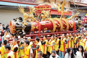 A jubilant atmosphere at the Dong Ky Firecracker Procession Festival, Dong Nguyen Ward, Bac Ninh Province. (Photo: AN TRAN)