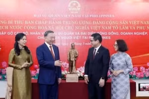 General Secretary and President To Lam and his spouse meet Vietnamese Ambassador to the Philippines Lai Thai Binh and his spouse during a gathering with Vietnamese Embassy staff and representatives of the Vietnamese business community and overseas Vietnamese in the Philippines. (Photo: Embassy of Viet Nam in the Philippines)