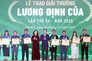 Representatives of the Ho Chi Minh Communist Youth Union Central Committee and relevant units present the Luong Dinh Cua Award 2025 to outstanding individuals.