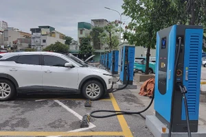 Ha Noi needs to urgently plan locations and build charging stations to meet residents’ demand. (Photo: Van Hoc)