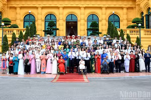 Party General Secretary and State President To Lam and 100 individuals featured in Vietnam Television (VTV)'s “Viec tu te” (Good Deeds) programme at the meeting in Ha Noi on June 10 (Photo: NDO)