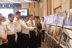 Delegates at an exhibition on the life and revolutionary career of Comrade Ho Tung Mau, held on June 14 in Nghe An province. (Photo: VNA)