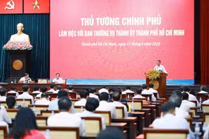 Prime Minister Le Minh Hung chairs a working session with the Standing Board of the Ho Chi Minh City Party Committee on June 13, 2026. (Photo: VNA)