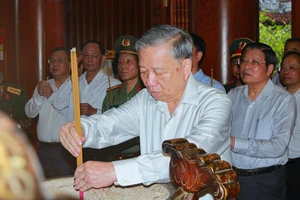 General Secretary To Lam offers incense in tribute to President Ho Chi Minh.