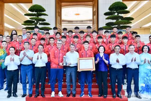Prime Minister Le Minh Hung and members of Viet Nam’s national U17 men’s football team pose for a group photo. (Photo: NDO)