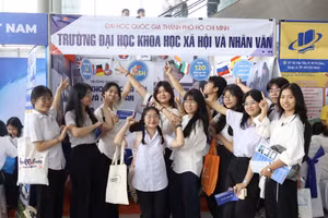 Students attend a lecture on the History of the Communist Party of Viet Nam at Ha Noi National University of Education (Photo: qdnd.vn)