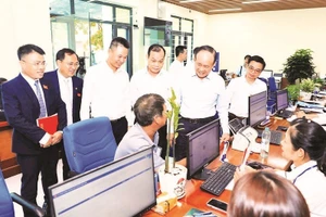 Ha Noi leaders inspect the operation of the Public Administrative Service Point in Phu Xuyen Commune. (Photo: LE HAI)