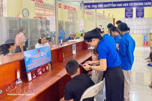 Volunteer students assist residents with administrative procedures in Quan Son commune, Lang Son province. (Photo: VNA)