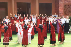 Children perform Xoan folk singing at the cultural camp. (Photo: VNA)