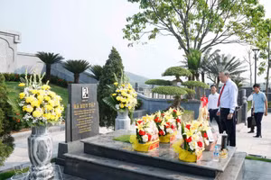 General Secretary of the Communist Party of Viet Nam Central Committee and State President To Lam pays tribute to late Party General Secretary Ha Huy Tap (Photo: VNA)