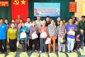 Gifts presented to disadvantaged fishing households