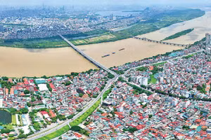 The Red River has long been regarded as the “lifeblood” and backbone of Thang Long – Ha Noi’s historical formation. (Photo: PHAM HUNG)