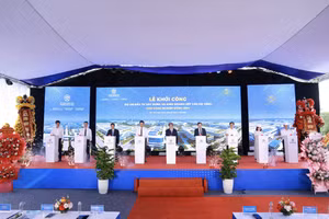 Delegates at the groundbreaking ceremony (Photo: PHAN NAM)