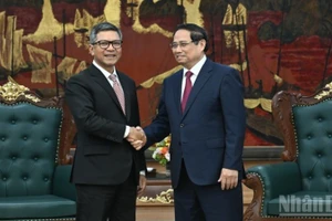 Prime Minister Pham Minh Chinh (right) receives Indonesian Ambassador to Viet Nam Denny Abdi at the end of his tenure (Photo: NDO)