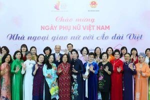 Representatives from the Ministry of Foreign Affairs and the Viet Nam Ao Dai Cultural Association attend the programme.
