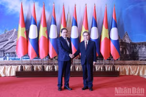 NA Chairman Tran Thanh Man (L) and President of the Lao NA Saysomphone Phomvihane (Photo: NDO)