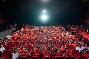 The screening of 'Mua Do' (Red Rain) attracts a predominantly young audience.