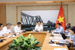 Deputy Prime Minister Ho Quoc Dung chairs the meeting in Ha Noi on July 31 to discuss the establishment of a high-tech park in the northern province of Hung Yen. (Photo: VGP)